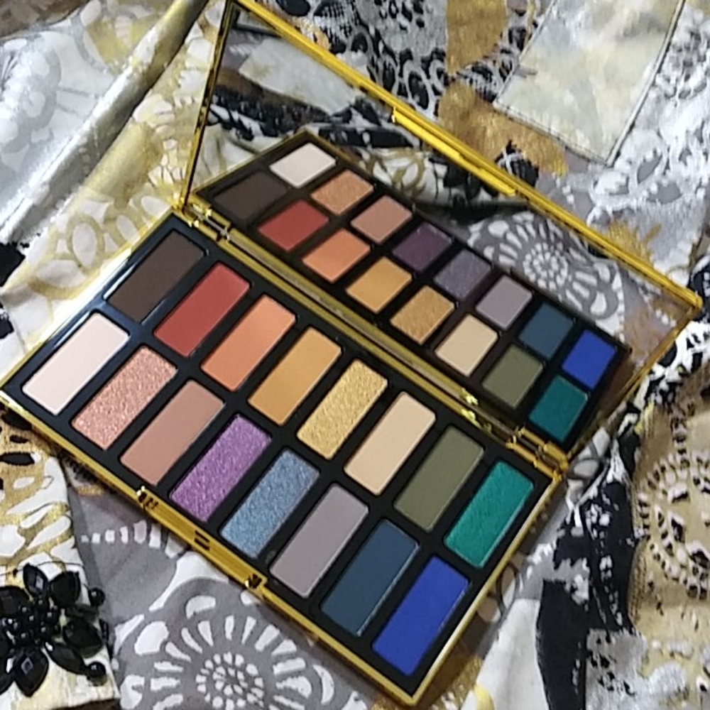 KAT VON D 10TH ANNIVERSARY EYESHADOW PALETTE - Picture 3 of 5